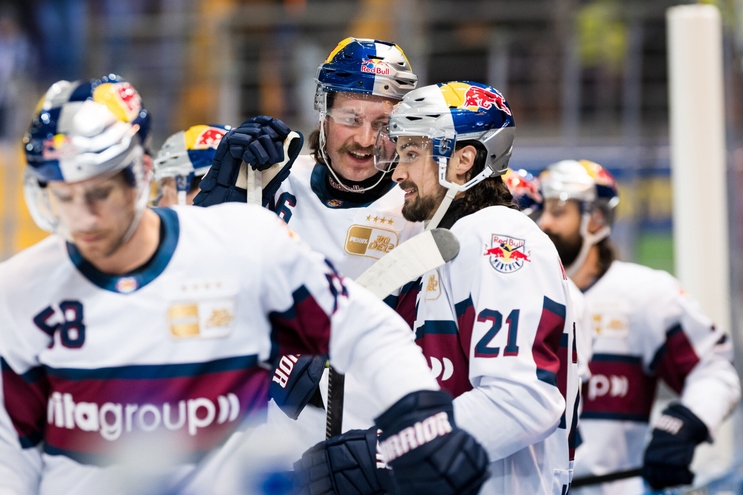 Konrad Abeltshauser und Nicolas Krämmer von Red Bull München unterhalten sich beim Warm-Up